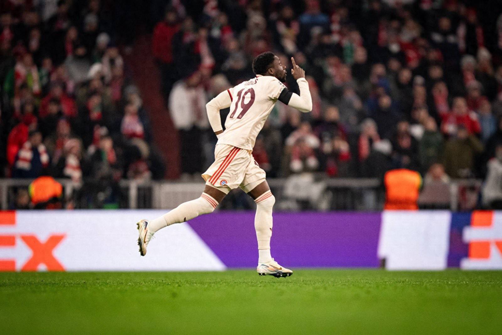 爱游戏网页版-包含拜仁慕尼黑客场逆转击败对手，稳固积分榜第一的词条