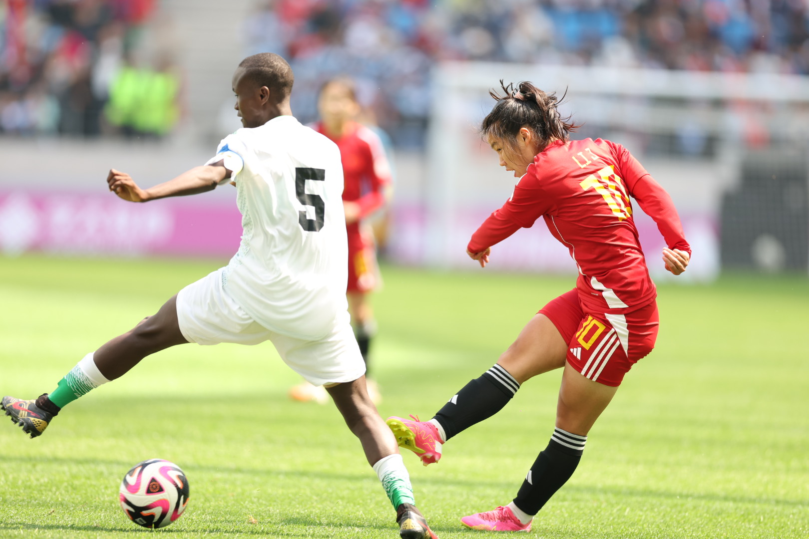 国际足球比赛中，中国队获得亮眼表现