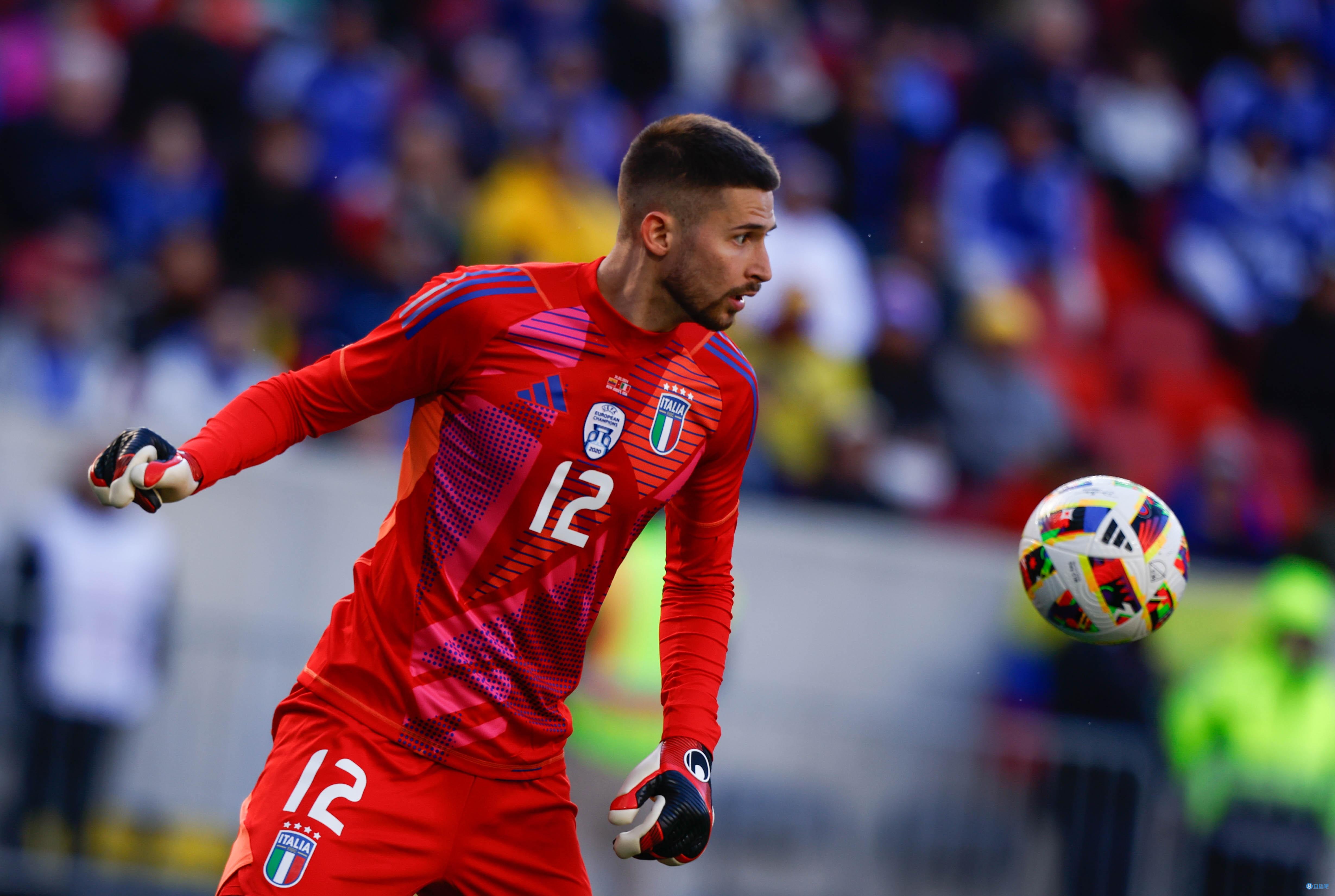 意大利主教练在国家队比赛中挑选新人