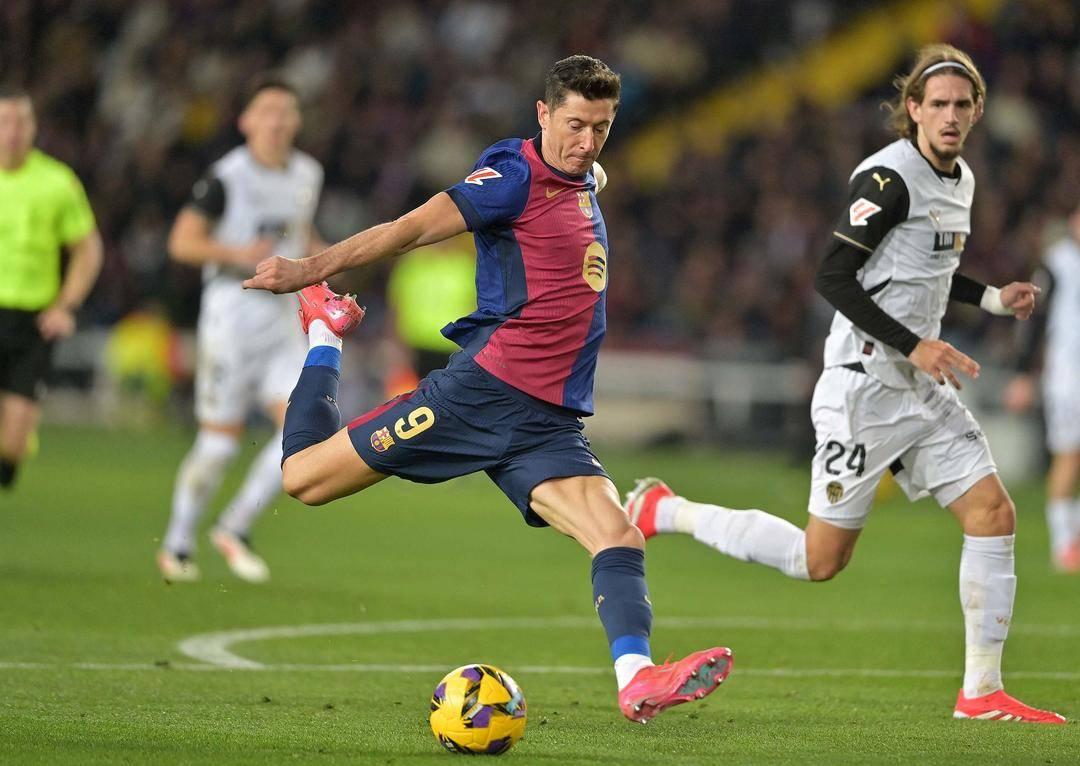 爱游戏登录-曼联遭遇对手巴萨的强硬防守