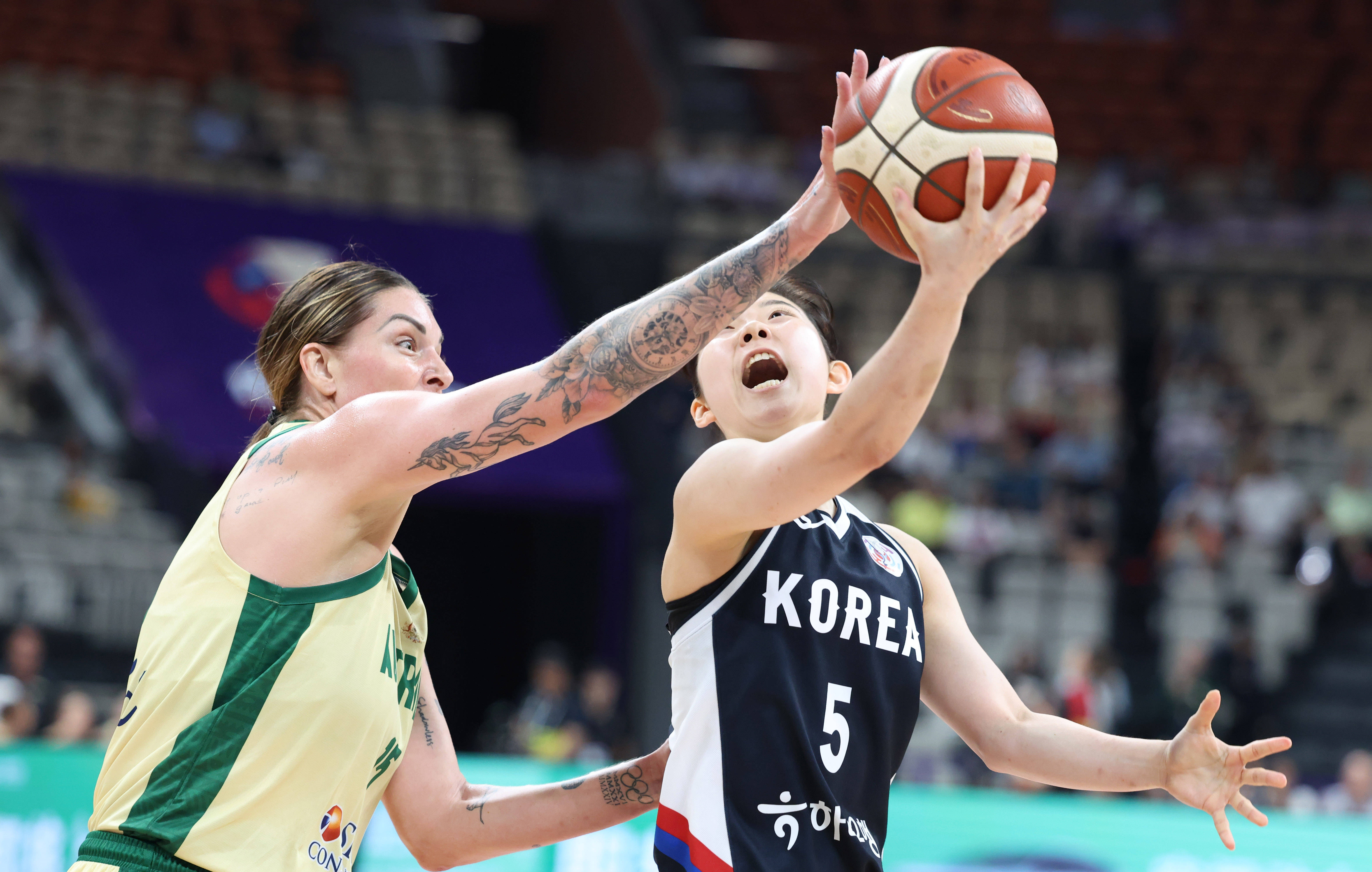 篮球比赛澳大利亚队逆转胜，晋级四强