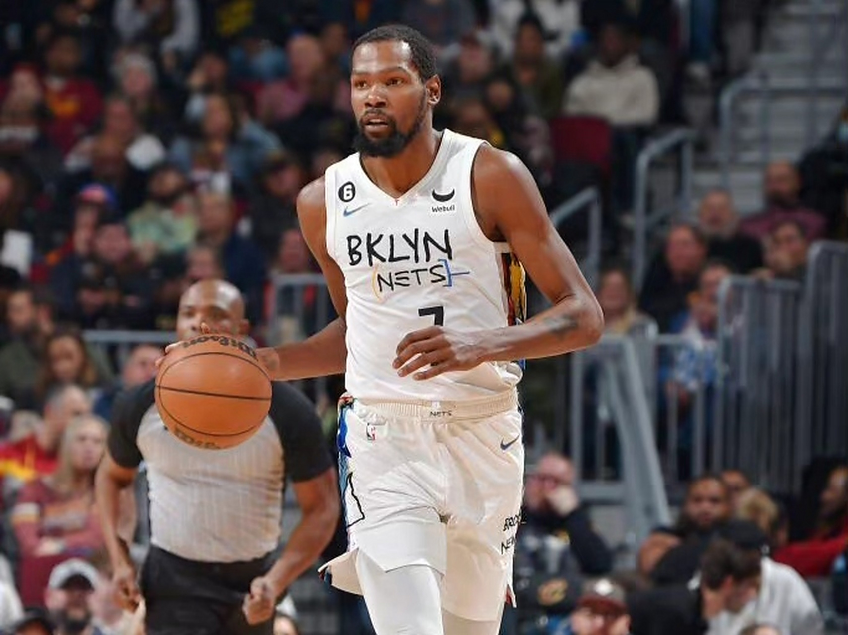 「篮网击败黄蜂，杜兰特表现抢眼」