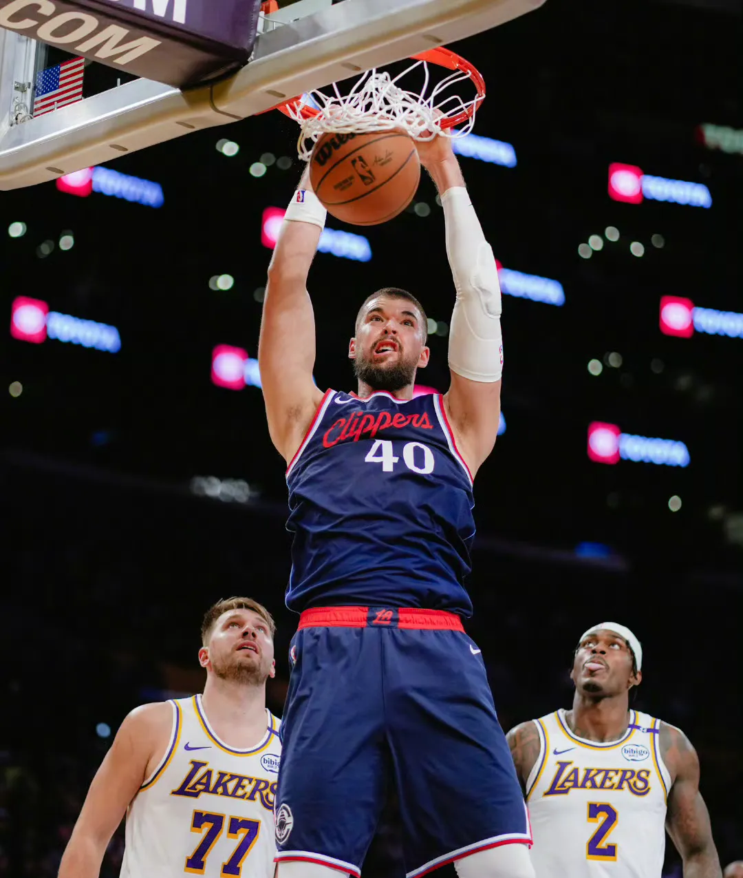 爱游戏app下载-快船客场击败湖人，赢得关键战