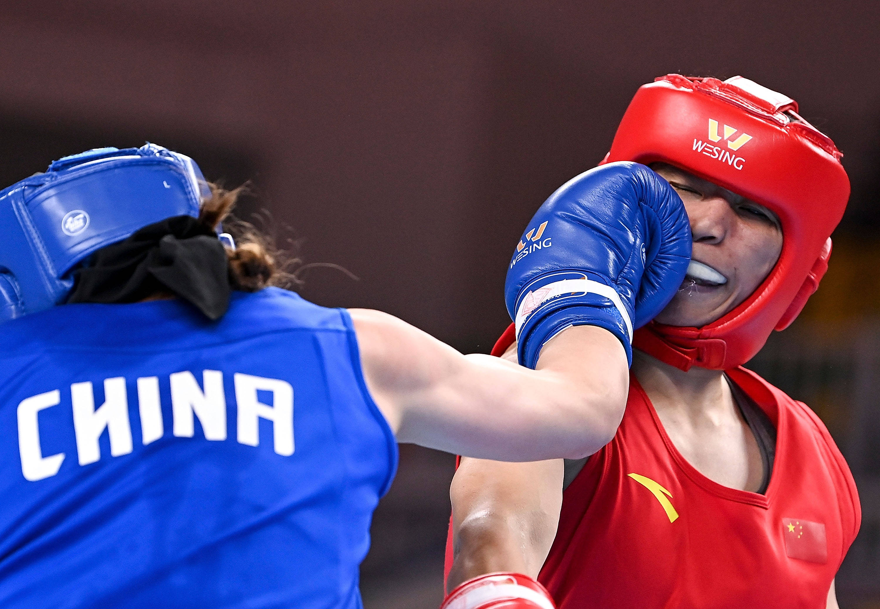 爱游戏官网app-精彩的女子拳击比赛，选手拼尽全力